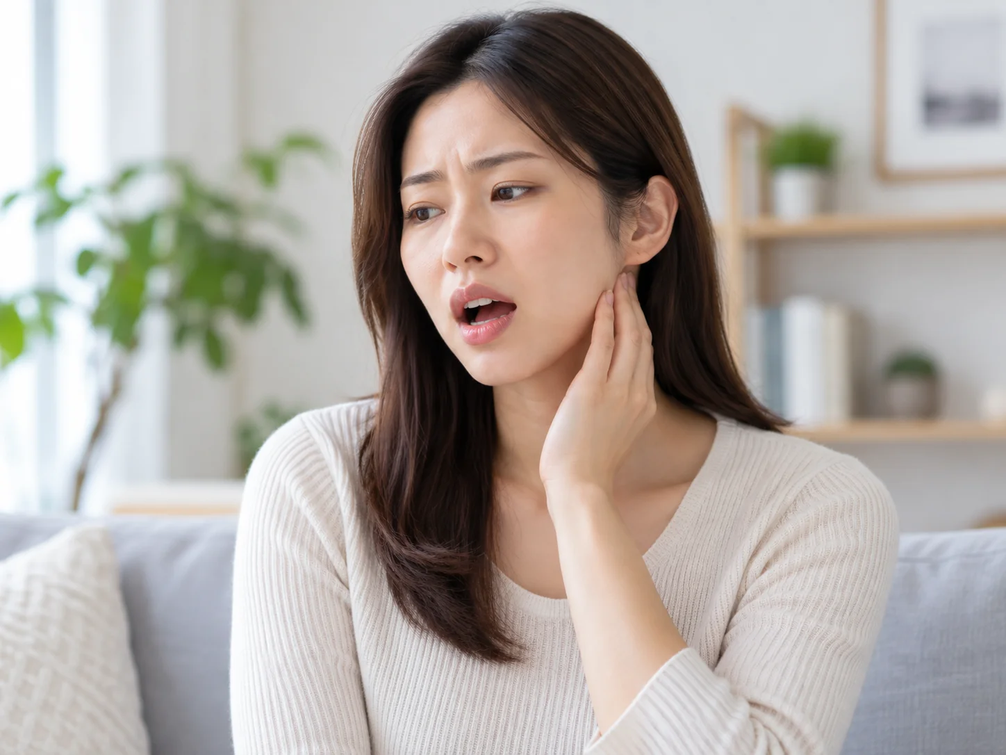 턱관절 부근을 만지는 사람