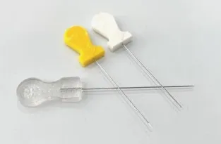 도침(칼날 형태의 특수 침)을 이용한 유착 박리 시술 장면