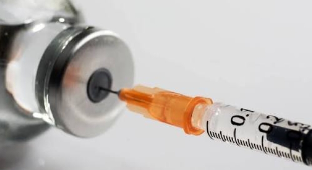 봉약침 주사 시술 장면 - 정제된 봉독을 염증 부위에 직접 주입